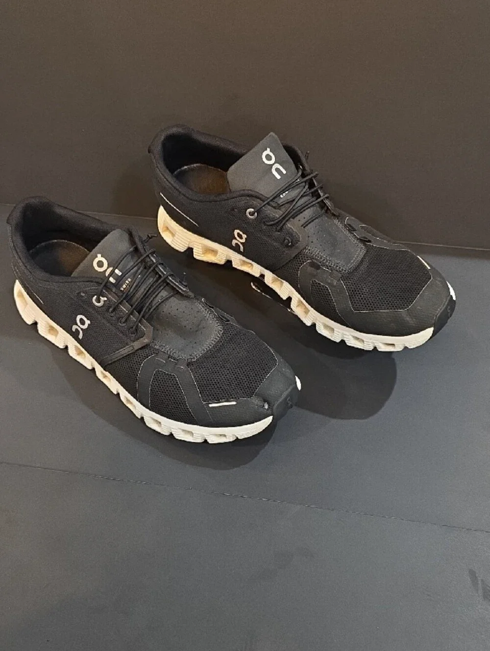 On Running Cloud 5 Men’s Athletic Sneakers in Black with Cream Sole Size 10.5